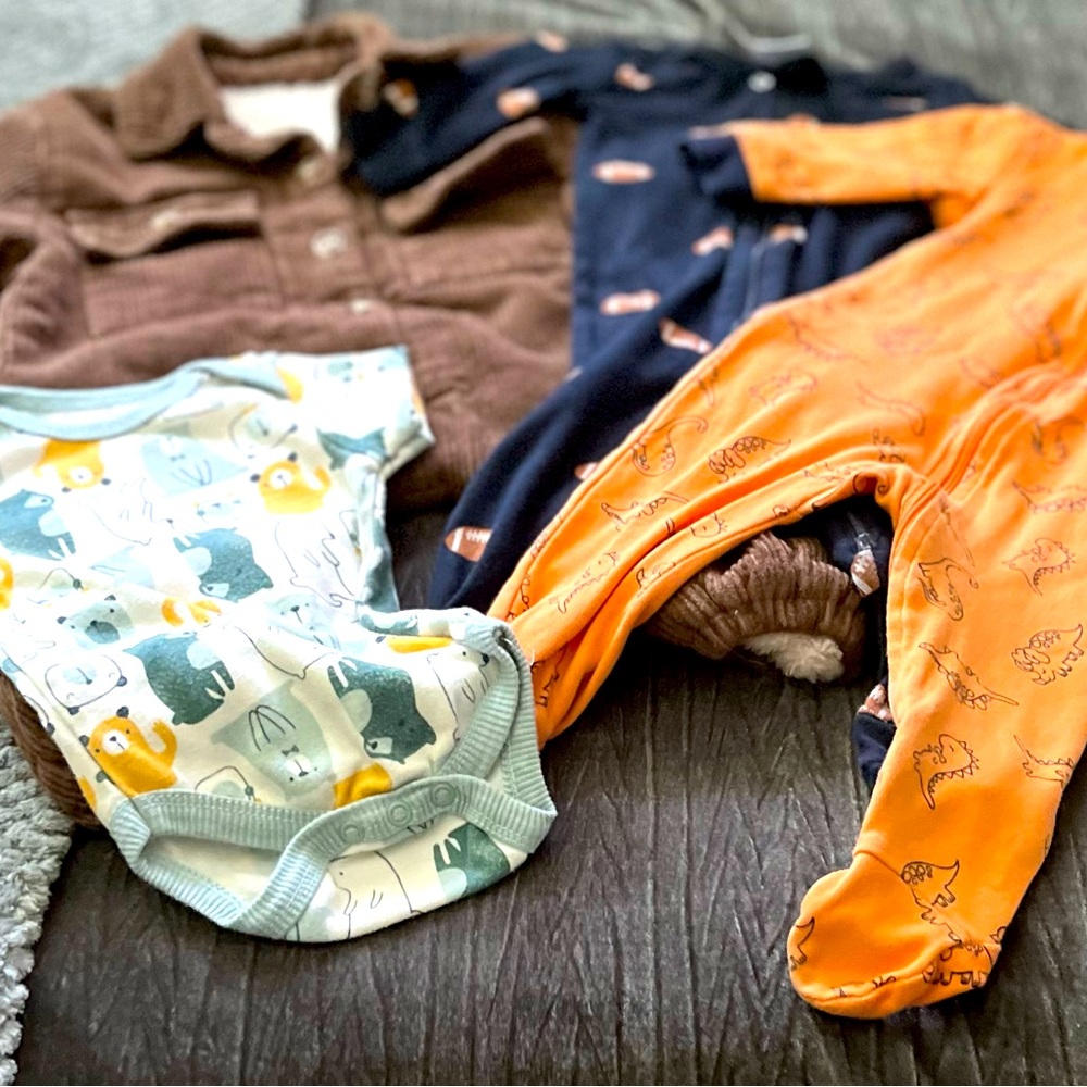 3 months old baby clothes 2 pijamas, 1 shirt, 1 warm jumpsuits